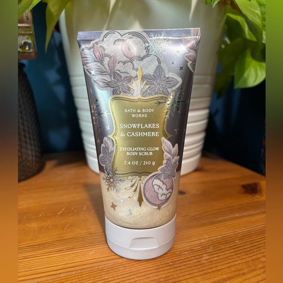 NWT Bath & Body Works- Snowflakes and Cashmere Body Scrub - Picture 1 of 3